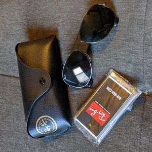 Black aviator Ray-Bans